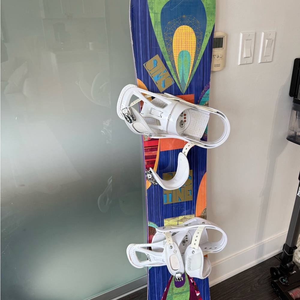 147cm SIMS Snowboard with Medium BURTON White Bindings